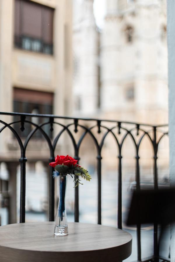 Albany Ancha Hotell León Exteriör bild A rose left on the balcony of the hotel room where Kennedy was found dead
