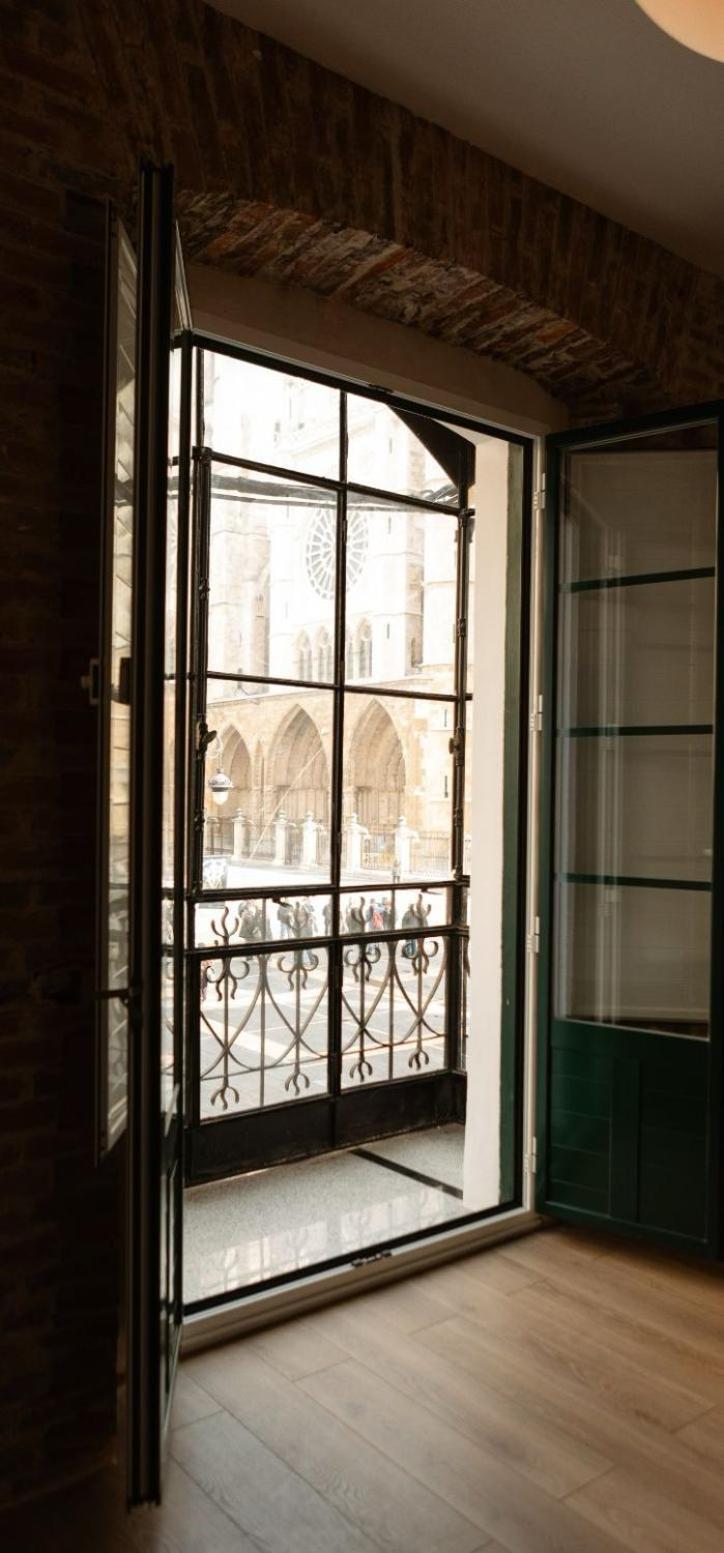 Albany Ancha Hotell León Exteriör bild A window with a grille